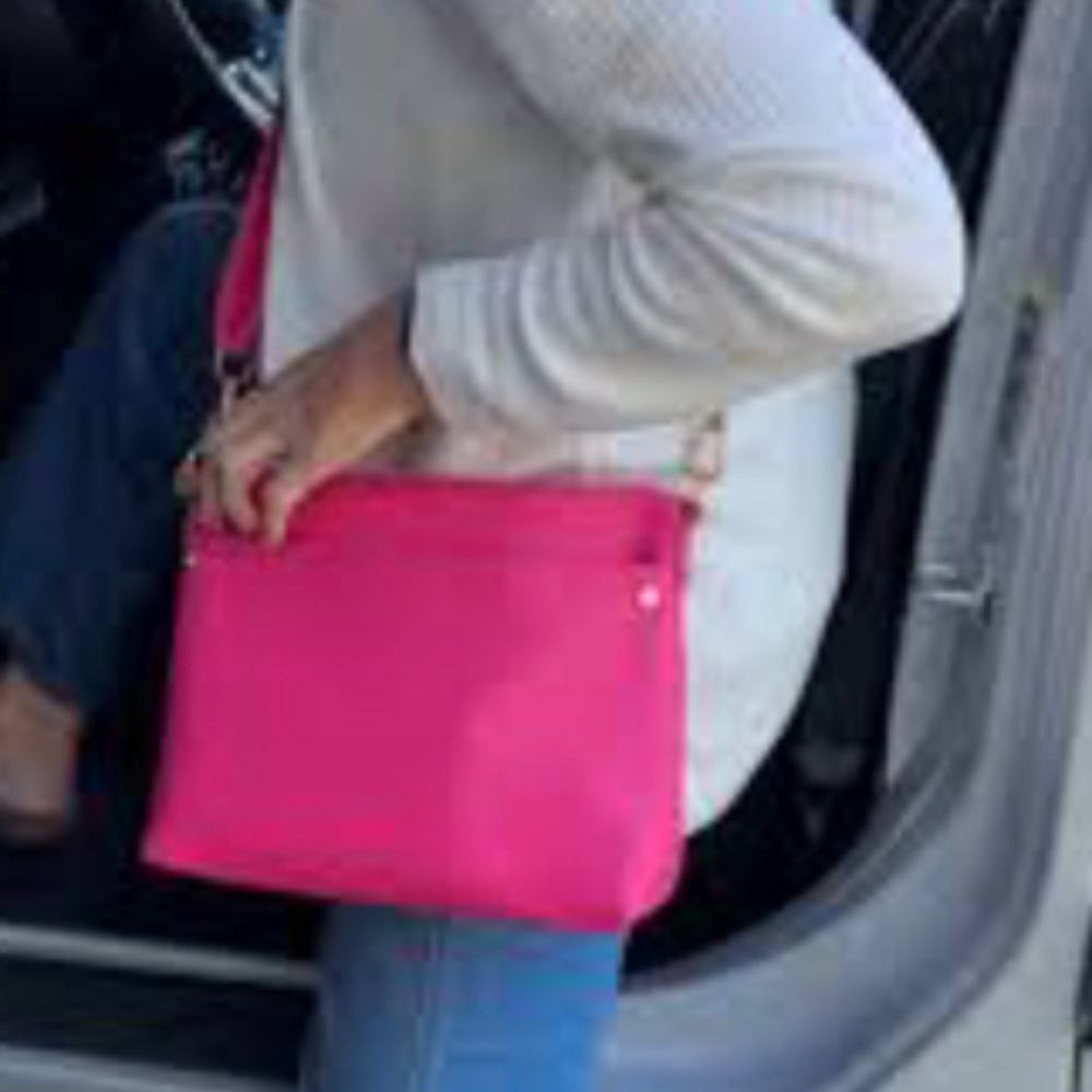 Thirty one “Relaxed Crossbody Bag” in Hibiscus pink